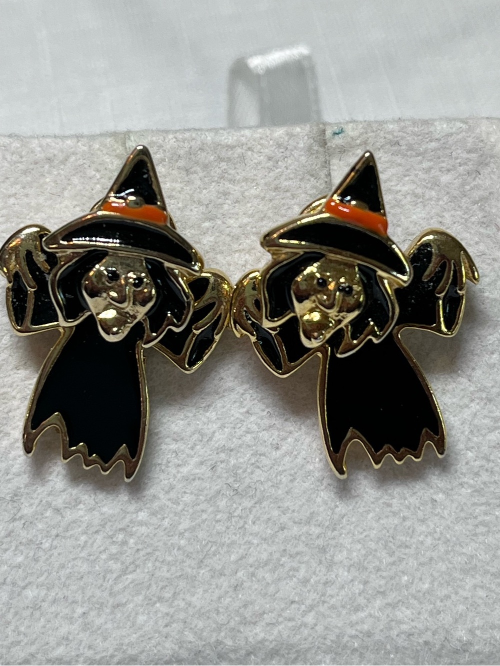 Witch Halloween earrings
Face in front of ear, body in back
Fun!